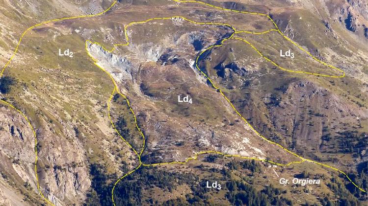 Tesi di Dottorato: Integrazione di tecniche di monitoraggio tradizionale e tecniche InSAR, il caso della frana di Sampeyre (CN)